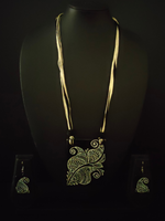 Load image into Gallery viewer, Hand Painted Peacock Motif Thread Closure Ceramic Necklace Set
