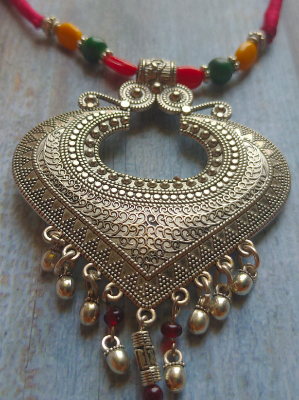 Paan Shaped Metal Pendant Necklace Set with Braided Threads Closure