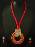 Load image into Gallery viewer, Circular Fabric and Metal Work Pendant Necklace Set
