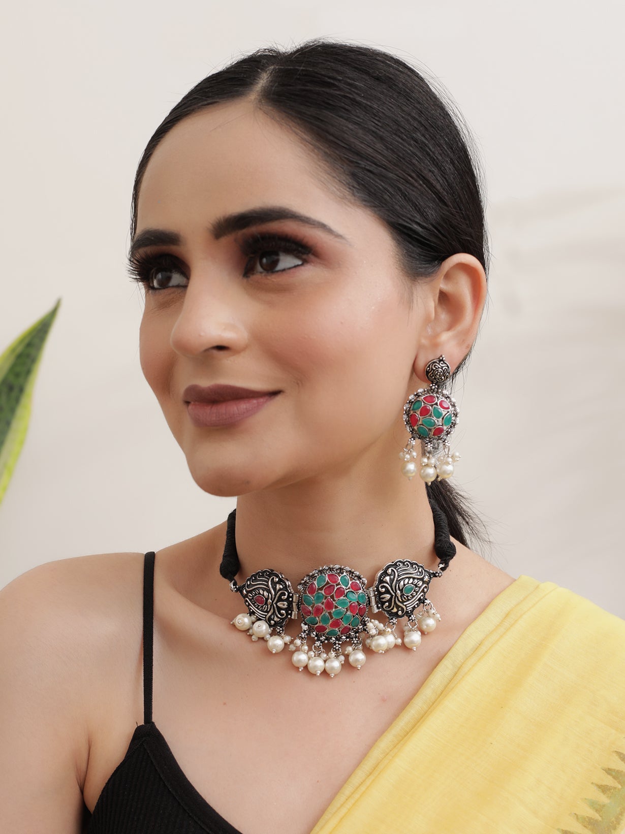 Metal with Rhinestones Embedded Choker Necklace Set with Thread Closure