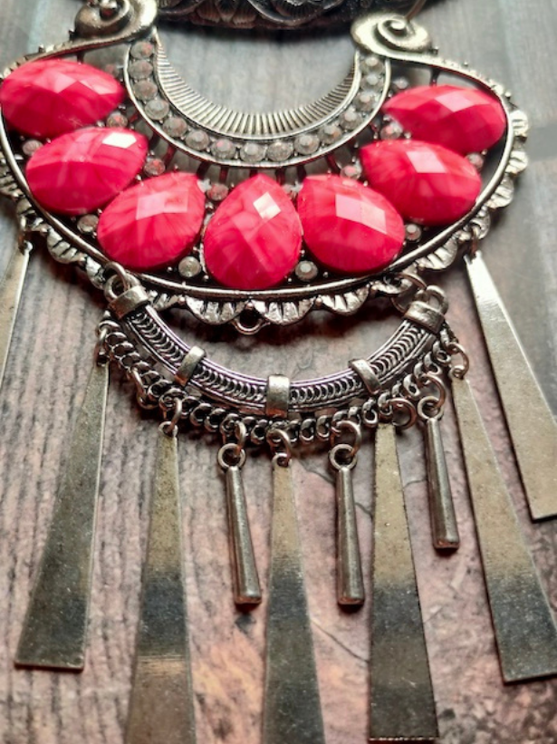 Hasli Necklace Set with a Statement Pendant (Red Stones)