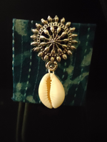 Load image into Gallery viewer, Kantha Work Indigo Fabric Necklace Set with Pompom and Shells
