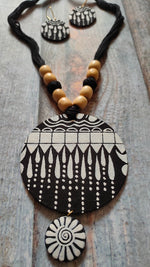 Load image into Gallery viewer, Monochrome Hand Painted Fabric Necklace Set with Wooden Beads
