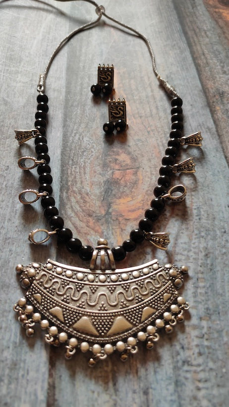 Intricately Detailed Pendant Necklace Set with Glass Beads