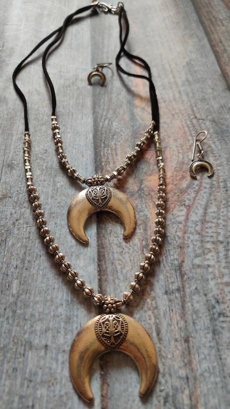 Tribal Pendant 2 layered Thread Closure Necklace Set