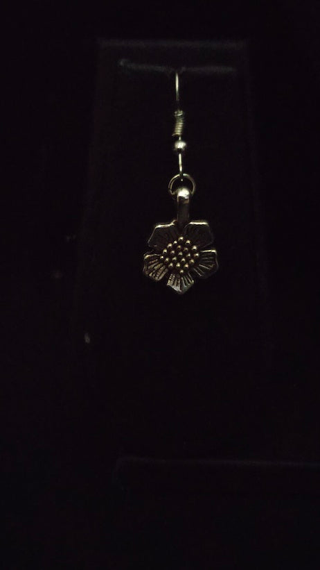 Flower Motifs Fabric Pendant Necklace Set with Metal Strings
