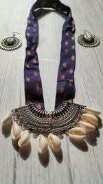 Load image into Gallery viewer, Fabric Belt Closure Shell Work Necklace Set

