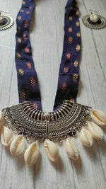 Load image into Gallery viewer, Fabric Belt Closure Shell Work Necklace Set
