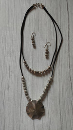 Load image into Gallery viewer, 2 Layer Seashell Thread Closure Metal Necklace Set
