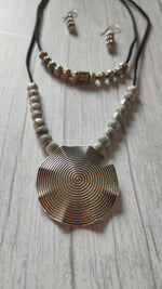 Load image into Gallery viewer, 2 Layer Seashell Thread Closure Metal Necklace Set
