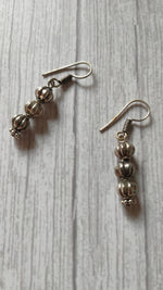 Load image into Gallery viewer, 2 Layer Seashell Thread Closure Metal Necklace Set
