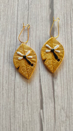 Load image into Gallery viewer, Elegant Leaf Shape Black &amp; Golden Handcrafted Terracotta Clay Necklace Set
