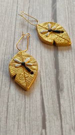 Load image into Gallery viewer, Elegant Leaf Shape Black &amp; Golden Handcrafted Terracotta Clay Necklace Set
