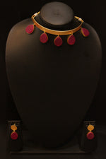 Load image into Gallery viewer, Pink Tear Drop Shaped Raw Natural Gemstones Embedded Gold Toned Versatile Hasli Style Brass Necklace Set
