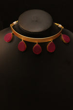 Load image into Gallery viewer, Pink Tear Drop Shaped Raw Natural Gemstones Embedded Gold Toned Versatile Hasli Style Brass Necklace Set

