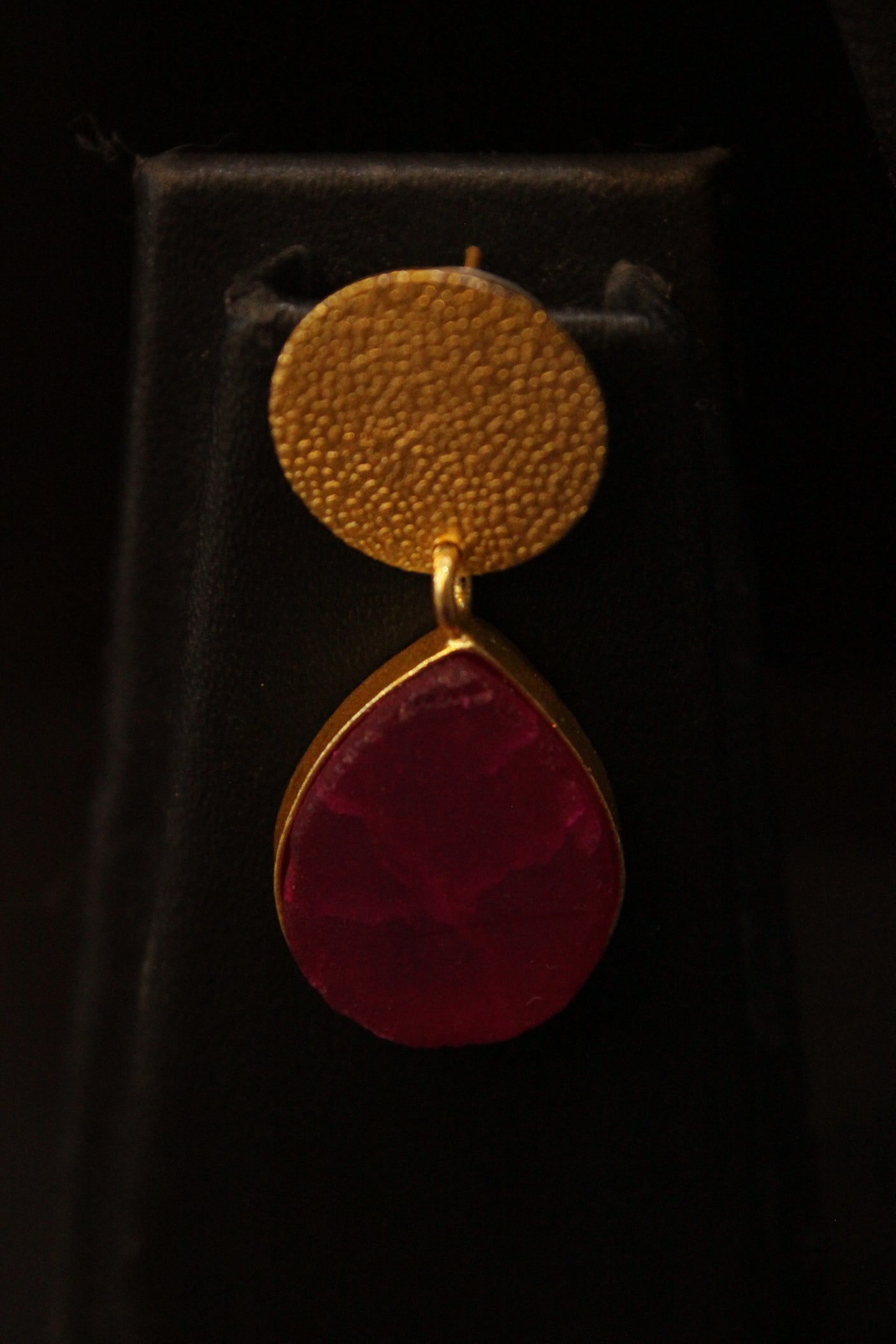 Pink Tear Drop Shaped Raw Natural Gemstones Embedded Gold Toned Versatile Hasli Style Brass Necklace Set