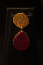 Load image into Gallery viewer, Pink Tear Drop Shaped Raw Natural Gemstones Embedded Gold Toned Versatile Hasli Style Brass Necklace Set
