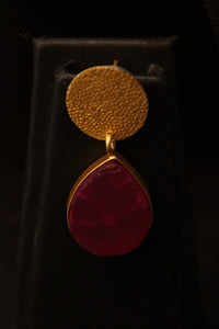 Pink Tear Drop Shaped Raw Natural Gemstones Embedded Gold Toned Versatile Hasli Style Brass Necklace Set