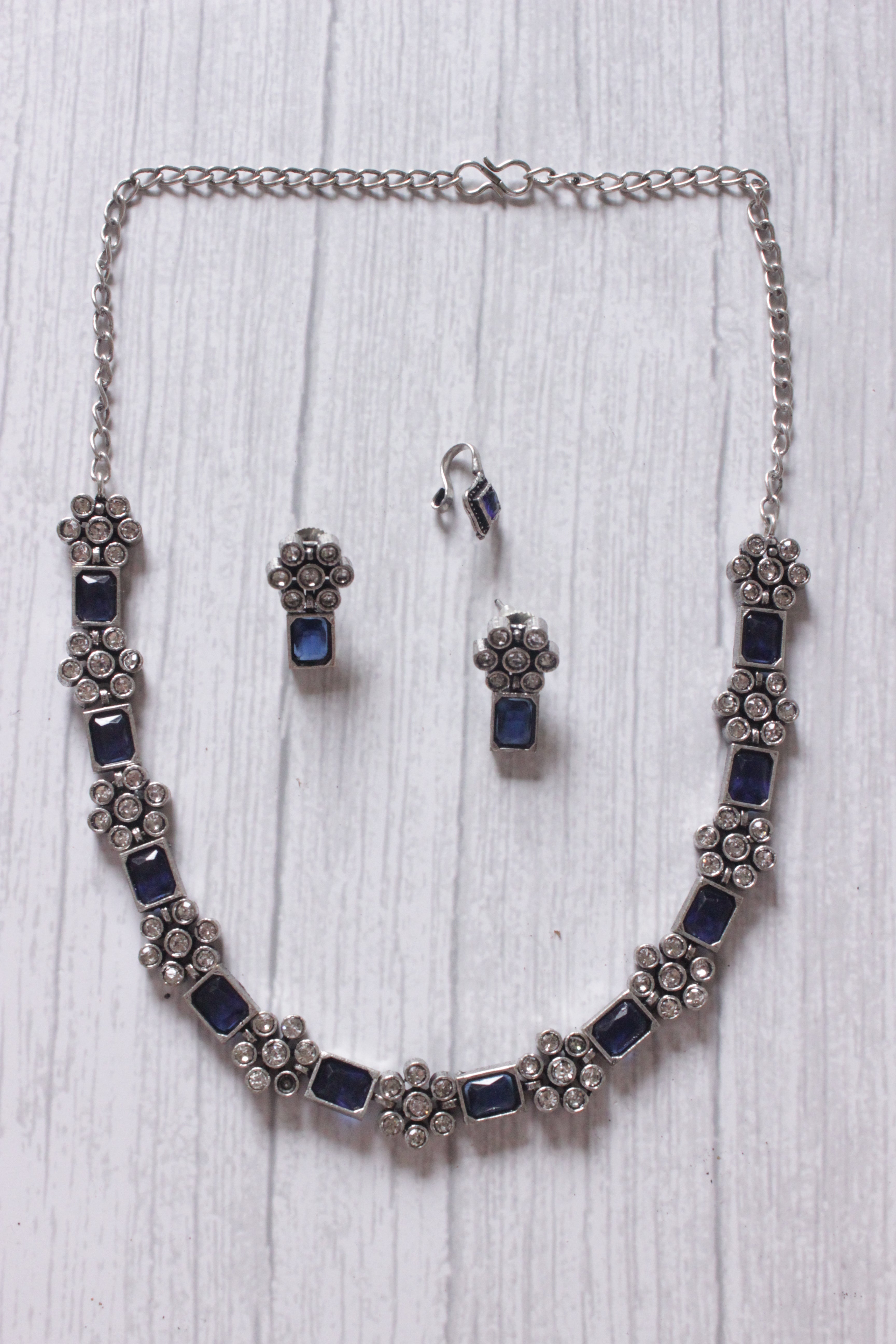 Glass Stones and Rhinestones Embedded Metal Necklace Set with Nosepin