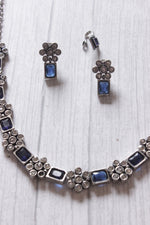 Load image into Gallery viewer, Glass Stones and Rhinestones Embedded Metal Necklace Set with Nosepin
