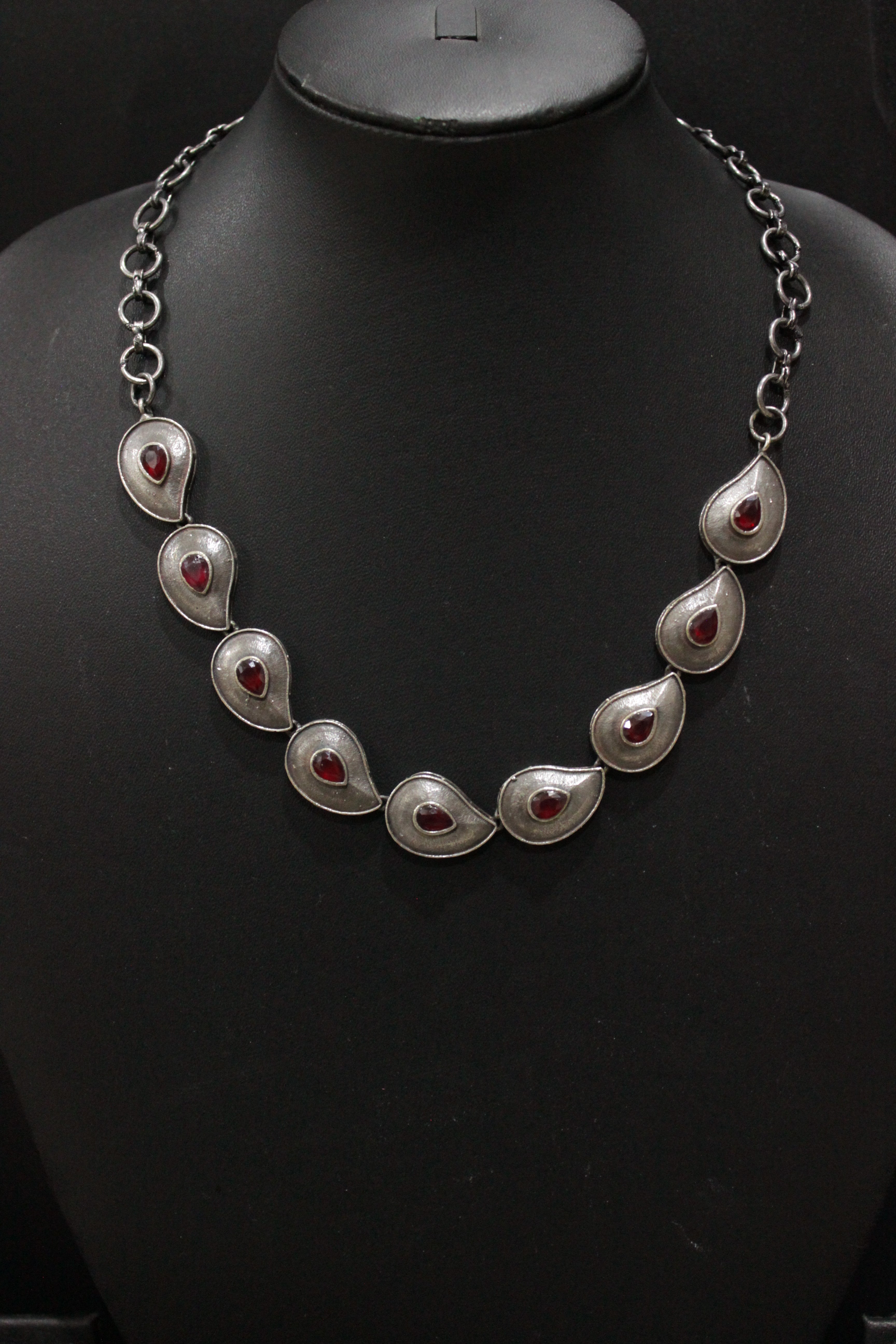 Red Center Stones Embedded Leaf Shaped Metal Charms Oxidised Finish Chain Necklace Set