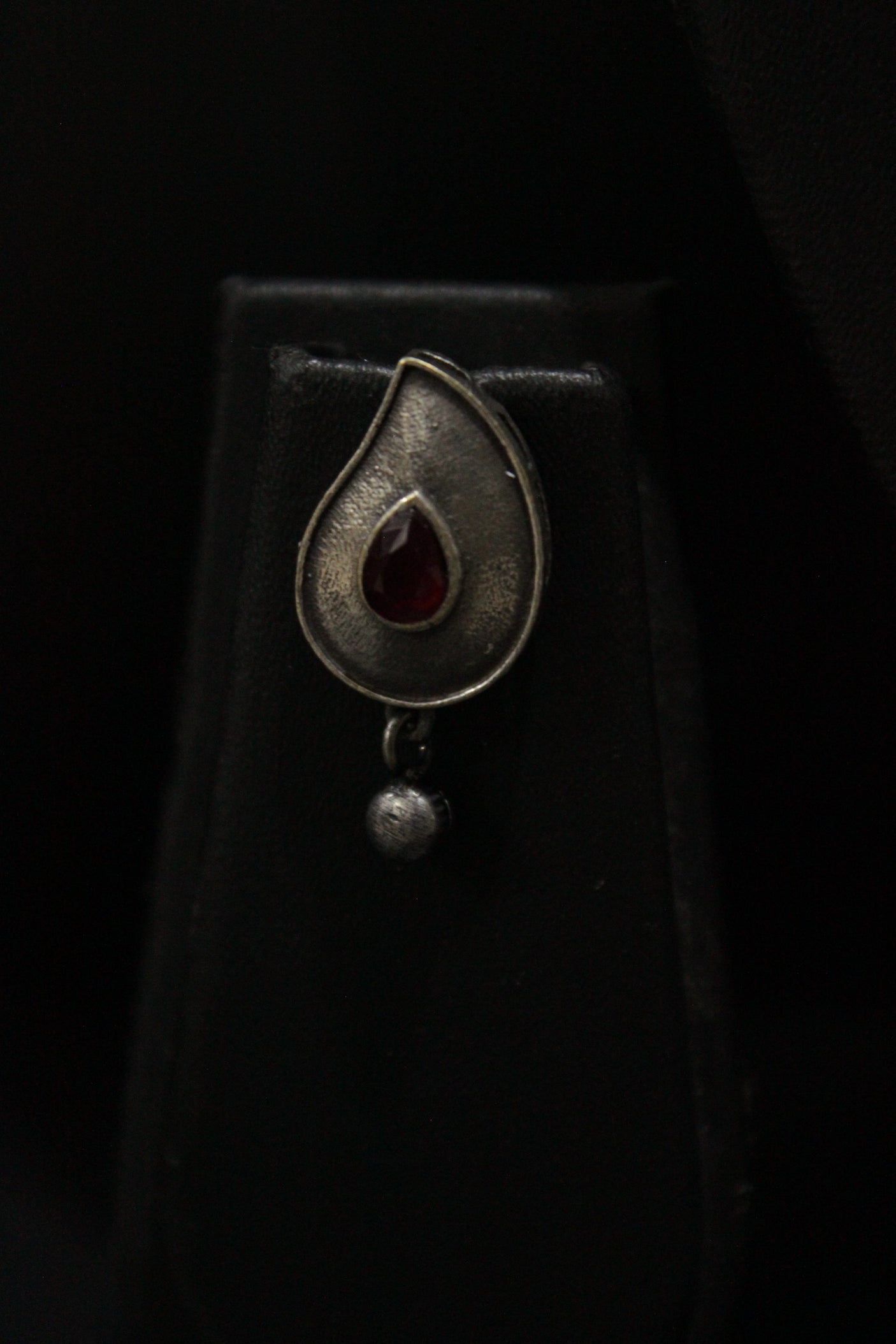 Red Center Stones Embedded Leaf Shaped Metal Charms Oxidised Finish Chain Necklace Set