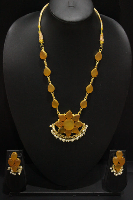 Tuscany Yellow Raw Natural Glass Stones Embedded Gold Toned Adjustable Length Necklace Set