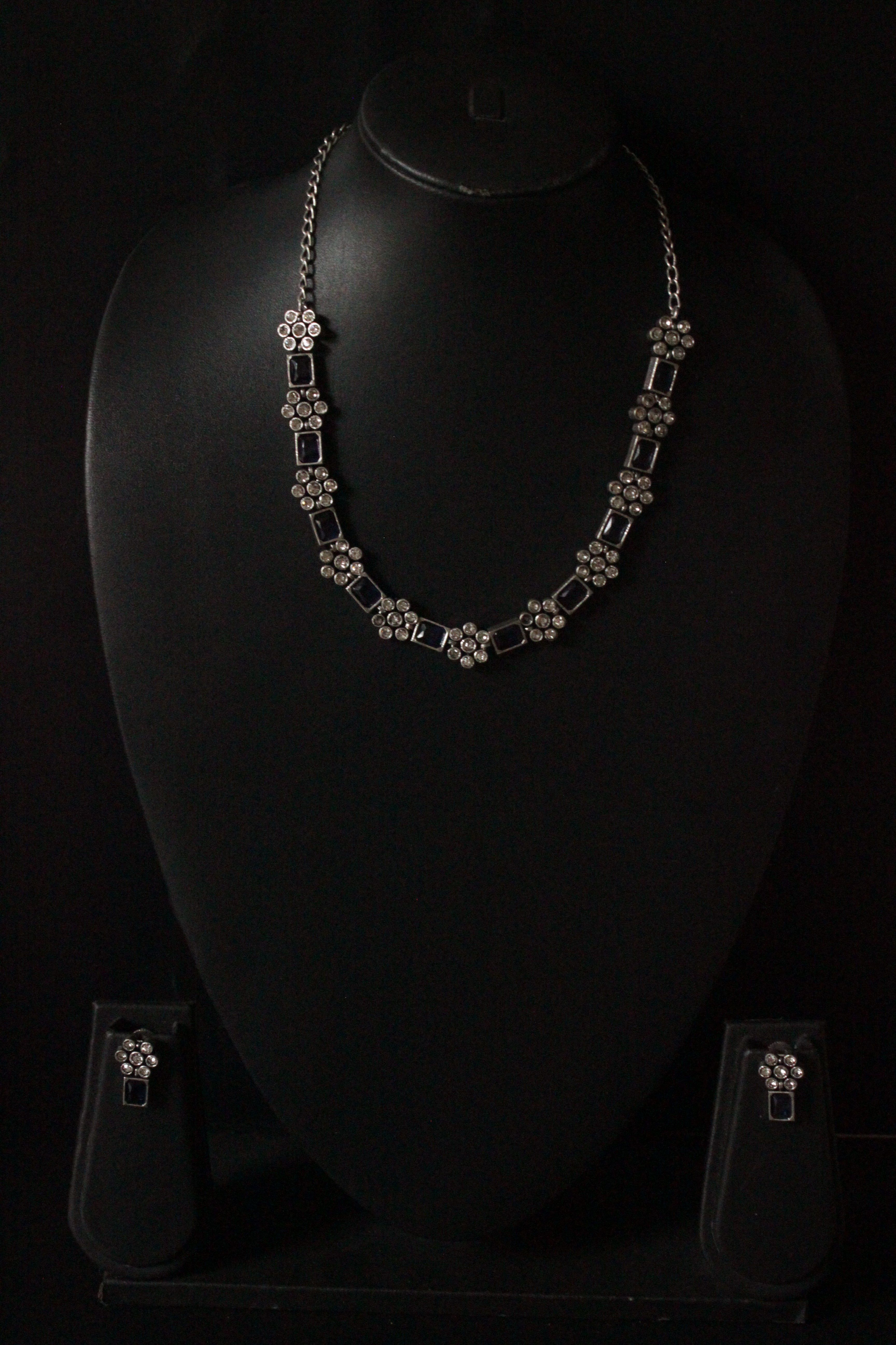 Glass Stones and Rhinestones Embedded Metal Necklace Set with Nosepin