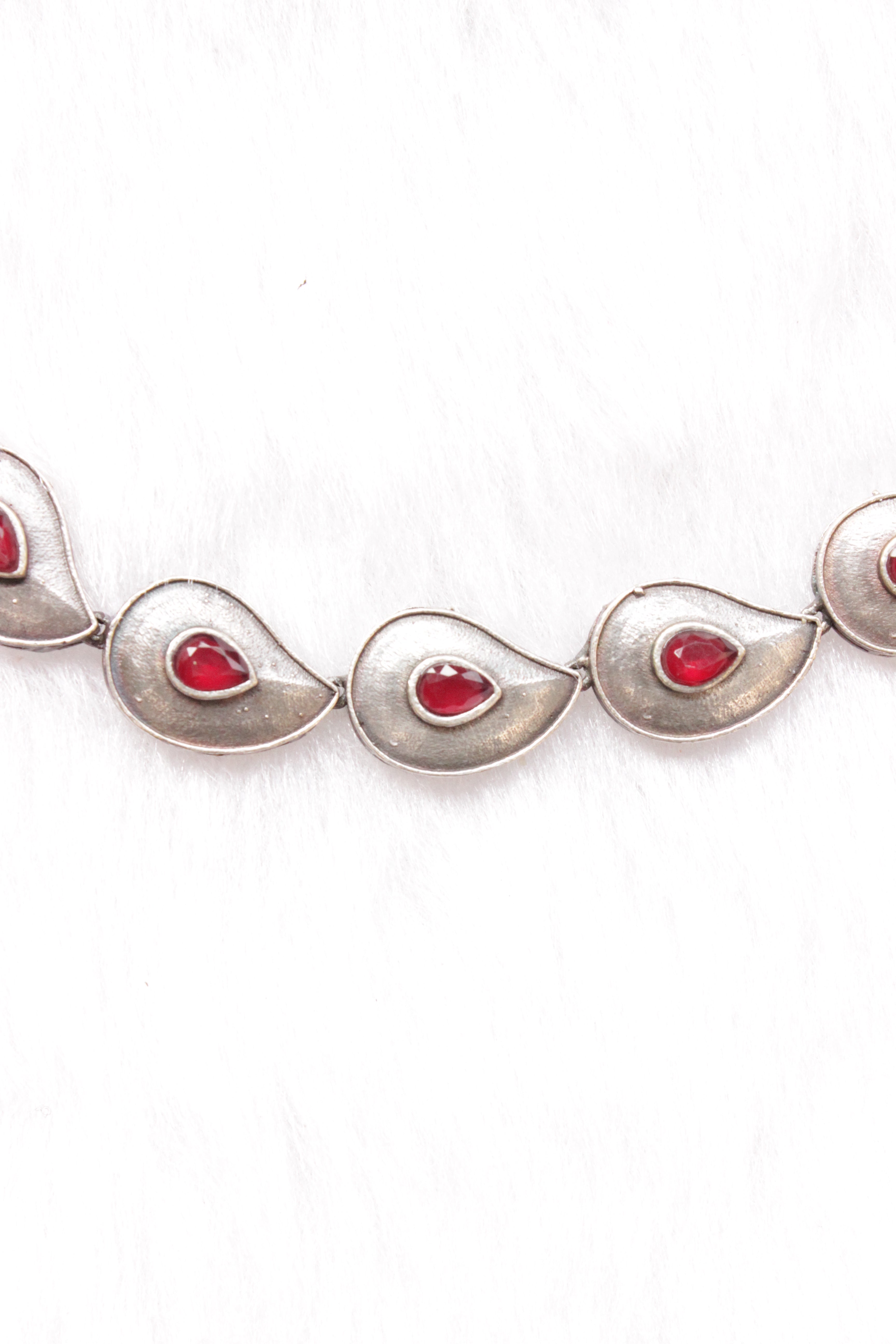 Red Center Stones Embedded Leaf Shaped Metal Charms Oxidised Finish Chain Necklace Set