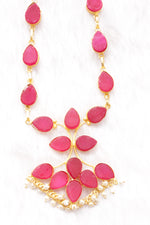 Load image into Gallery viewer, Rose Pink Raw Natural Glass Stones Embedded Gold Toned Adjustable Length Necklace Set

