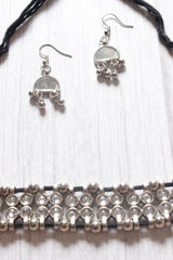 Glass Beads Embedded Metal Choker Necklace Set with Thread Closure
