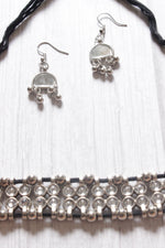 Load image into Gallery viewer, Glass Beads Embedded Metal Choker Necklace Set with Thread Closure
