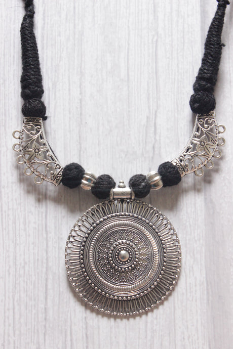 Thread Closure Choker Necklace Set with Statement Pendant