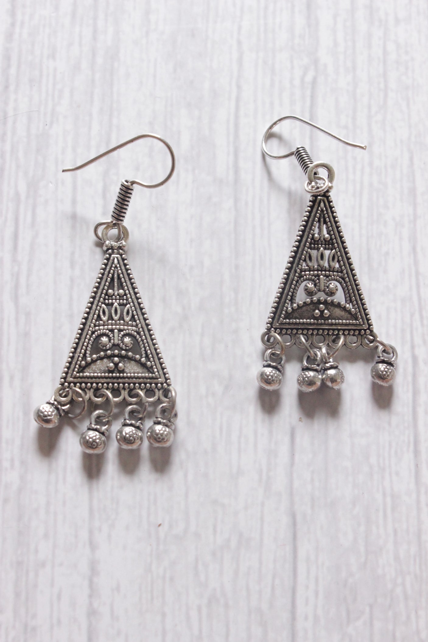 Thread Closure Choker Necklace Set with Peacock Motif Pendant