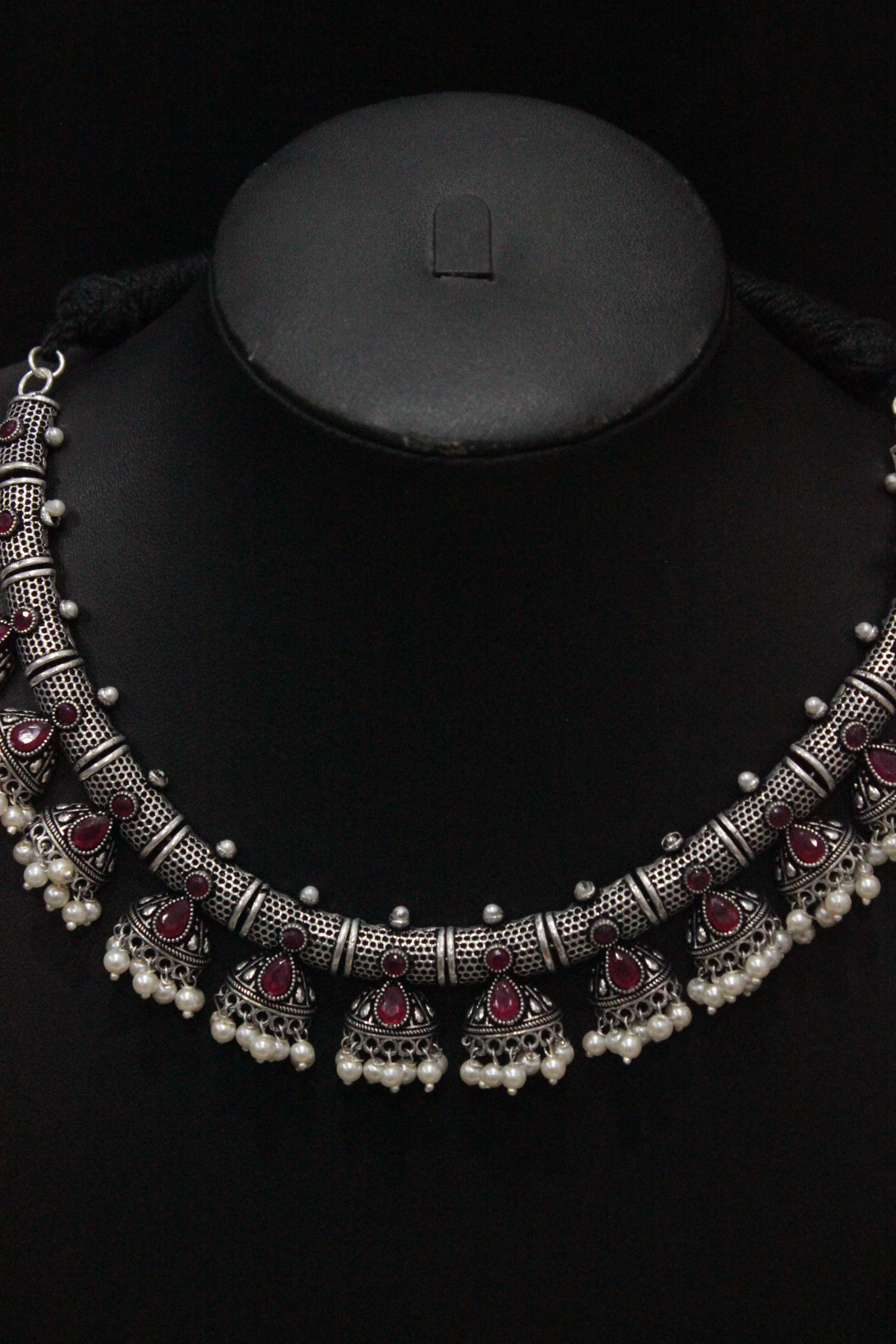 Set Hasli Style Pink Glass Stones Embedded Thread Closure Choker Necklace Set with Nosepin