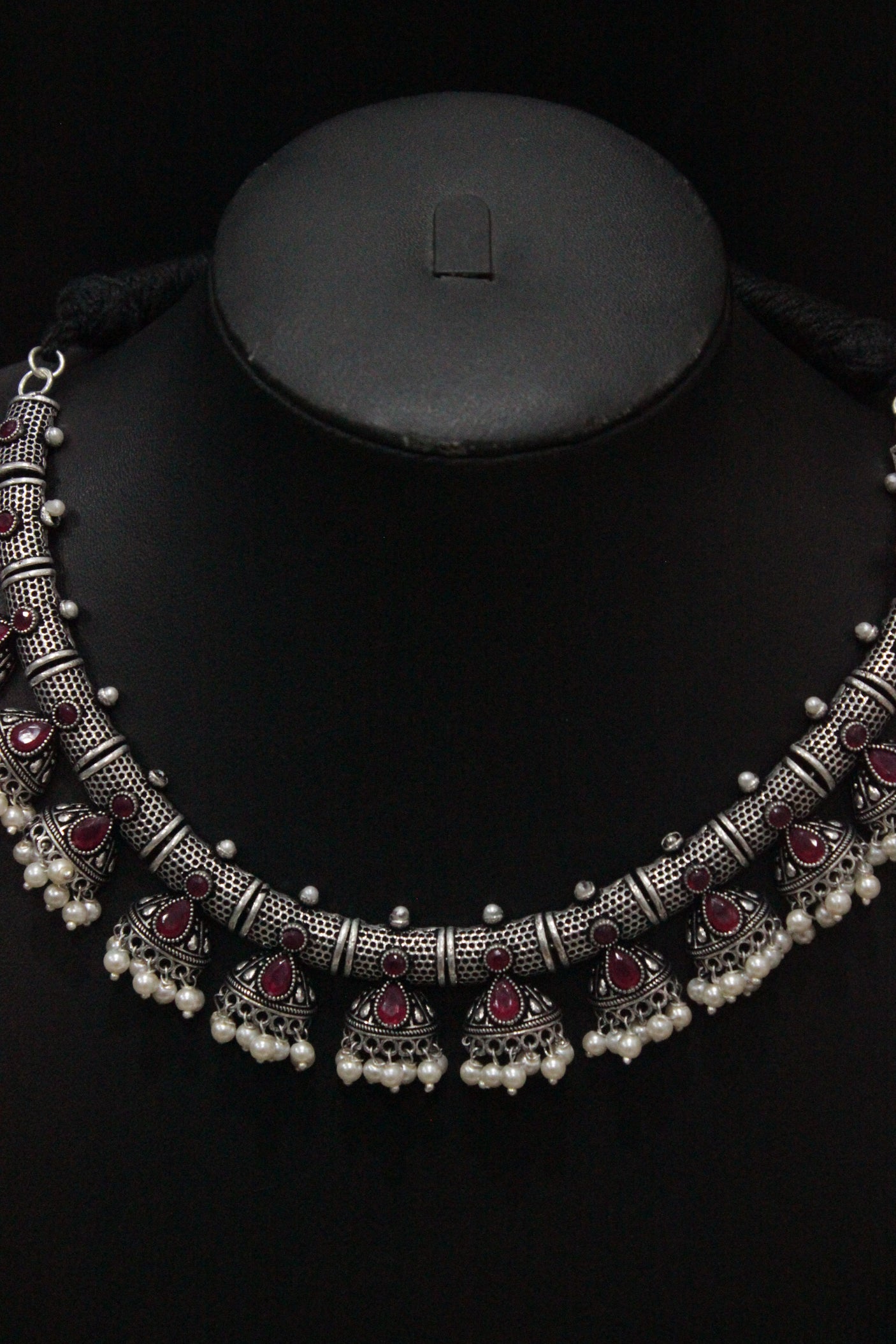 Set Hasli Style Pink Glass Stones Embedded Thread Closure Choker Necklace Set with Nosepin