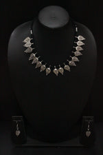 Load image into Gallery viewer, Set of 3 Leaf Motif Black Beads Braided Necklace Set with Nosepin
