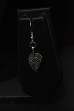 Load image into Gallery viewer, Set of 3 Leaf Motif Black Beads Braided Necklace Set with Nosepin
