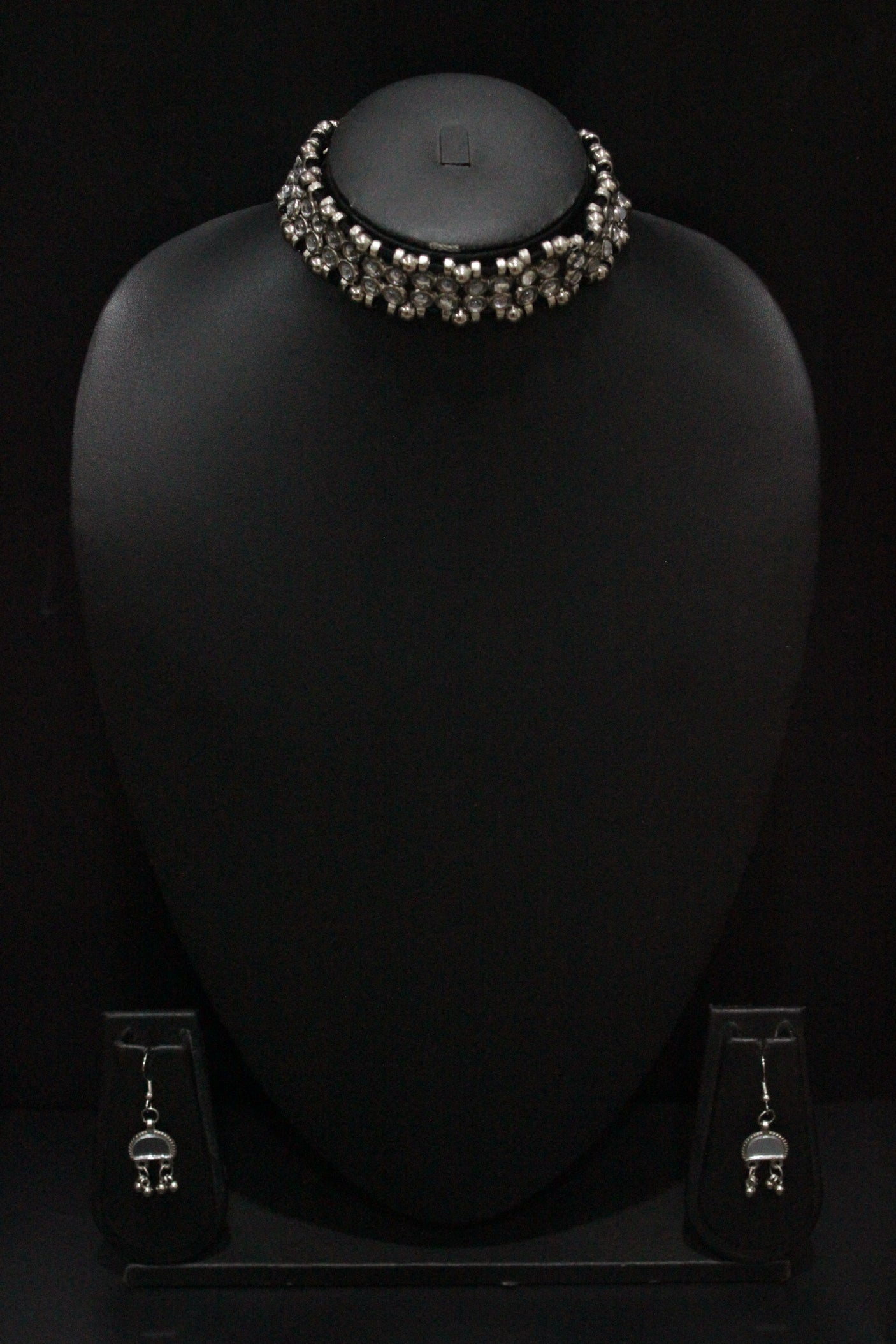 Glass Beads Embedded Metal Choker Necklace Set with Thread Closure