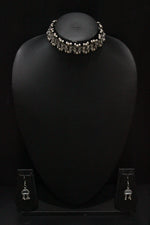 Load image into Gallery viewer, Glass Beads Embedded Metal Choker Necklace Set with Thread Closure
