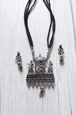 Load image into Gallery viewer, Bridal Palki Motif Intricately Detailed Pendant Necklace Set with Braided Black Beads Enclosure
