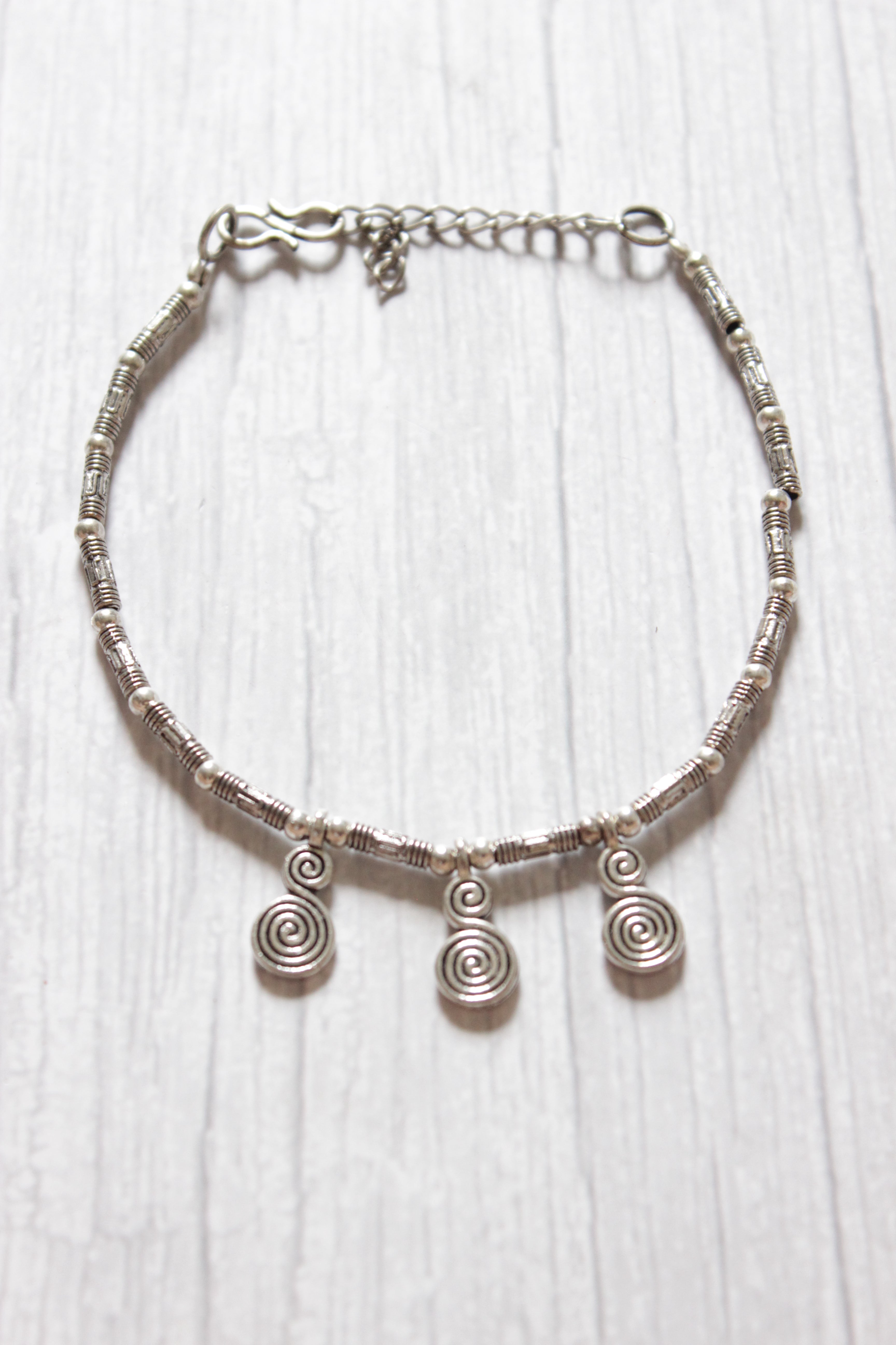 Silver Finish Single Metal Anklet Accentuated with Spiral Metal Accents