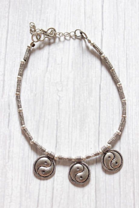 Silver Finish Single Metal Anklet Accentuated with Yin Yang Metal Accents