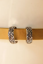 Load image into Gallery viewer, Oxidised Finish Intricately Detailed Set of 2 Toe Rings
