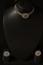 Load image into Gallery viewer, Flower Motif White Rhinestones Embedded Choker Necklace Set
