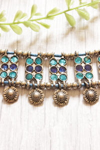 Blue Rhinestones Embedded Metal Choker Necklace Embellished with Flower Metal Accents