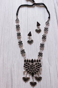 Black Glass Stones Embedded Silver Finish Metal Necklace Set with Thread Closure