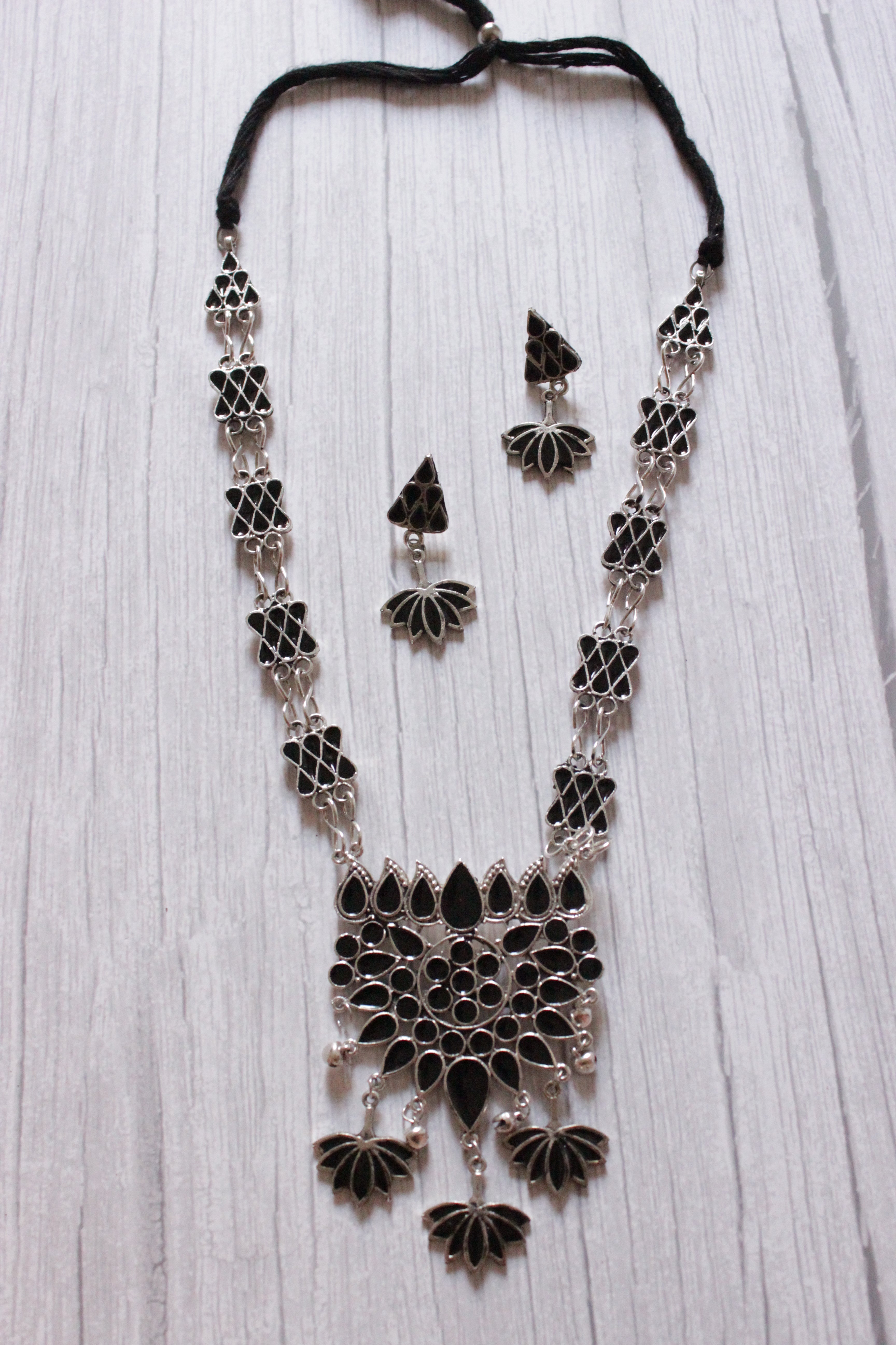 Black Glass Stones Embedded Silver Finish Metal Necklace Set with Thread Closure