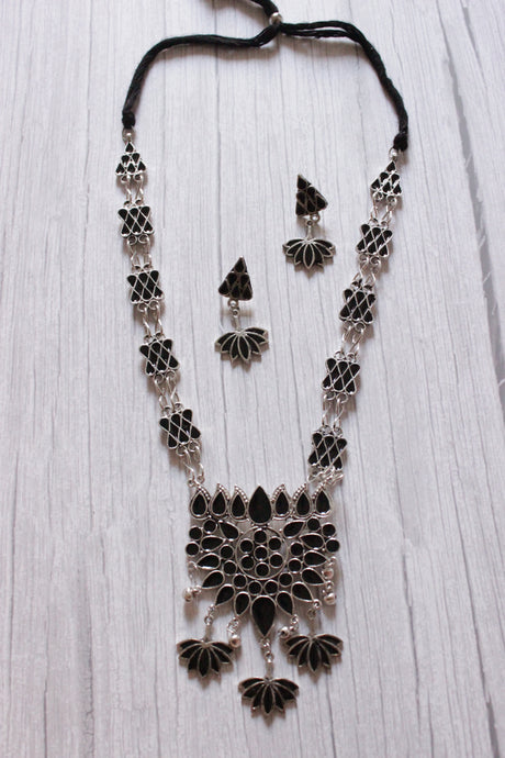 Black Glass Stones Embedded Silver Finish Metal Necklace Set with Thread Closure