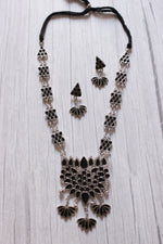 Load image into Gallery viewer, Black Glass Stones Embedded Silver Finish Metal Necklace Set with Thread Closure
